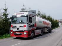 ACTROS von Wielend steuert mit dem Notheggerauflieger Richtung Milchtrocknungswerk Ried i.I.;100501