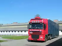 DAF_XF??? wartet mit seinem Gro�viehtransportauflieger auf die Beladung vor den FIH-Stallungen in Ried i.I.;100429