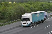 Auslndischer Scania Sattelzug, auf der A2 bei Lehrte/Niedersachen, am 11.05.2010.