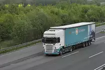 Ausl�ndischer Scania Sattelzug, auf der A2 bei Lehrte/Niedersachen, am 11.05.2010.