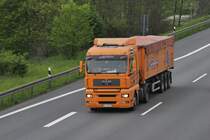 Organger MAN-Kippsattelzug,  auf der A2 bei Lehrte/Niedersachen, am 11.05.2010.