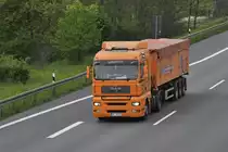Organger MAN-Kippsattelzug,  auf der A2 bei Lehrte/Niedersachen, am 11.05.2010.