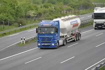Mercedes Actros Silosattelzug, auf der A2 bei Lehrte/Niedersachen, am 11.05.2010.