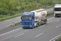 Mercedes Actros Silosattelzug, auf der A2 bei Lehrte/Niedersachen, am 11.05.2010.
