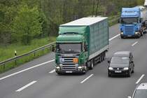 Grner Scania Sattelzug,  auf der A2 bei Lehrte/Niedersachen, am 11.05.2010.