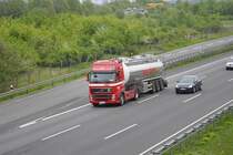 Volwo Tanksattelzug, auf der A2 bei Lehrte/Niedersachen, am 11.05.2010.