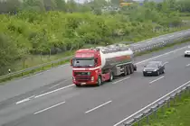 Volwo Tanksattelzug, auf der A2 bei Lehrte/Niedersachen, am 11.05.2010.