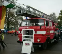 IFA W50 L/DL mit eingefahrener Leiter im Dresdener Alberthafen zum Dresdener Oldtimermakt 2009