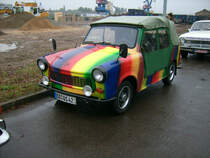 Etwas gewhnungsbedrftig war dieser Trabant 601 Kbel lackiert, im Dresdener Alberthafen zum Dresdener Oldtimermakt 2009