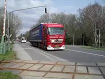 Mercedes Actros (Kloosterzande Holland ) kurz vor �berquerung des Bahn�bergangs der OHE !