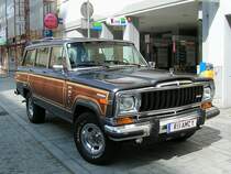 JEEP AMC-360 possiert in der Innenstadt von Ried i.I.;100417