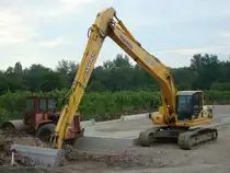 Komatsu PC210 LC, japanischer Raupenbagger,
6-Zyl.Turbodiesel mit 148PS, 21t Gewicht,
Mai 2010