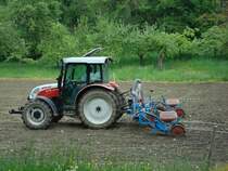 Steyr 375 Kompact,
mit Einzelsmaschine der franzsischen Firma Monosem,
Mai 2010