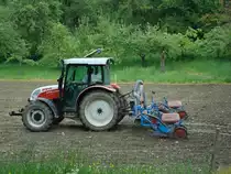 Steyr 375 Kompact,
mit Einzels�maschine der franz�sischen Firma Monosem,
Mai 2010