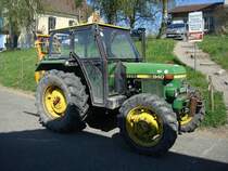 John Deere 940,
der Allradschlepper wurde von 1979-86 gebaut,
3-Zyl.Saugdiesel, 2940ccm, 44PS, 30Km/h,
April 2010