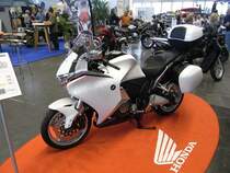 Honda VFR 1200F : 173 PS, 1237 cm, Vmax 250 km/h, fr dieses wunderschne Motorrad muss man leider sehr viel Geld hinlegen, wie auf dem Foto zu sehen mit Koffersystem und Sonderausstattung 17605,-.
