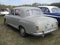 Heckansicht einer Limousine MB 220, gesehen beim Ostfahrzeug-Treffen Finowfurt 24.04.2010