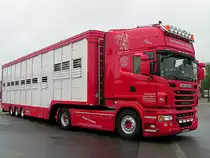 SCANIA-R620(Super) mit Gro�viehtransportauflieger sucht den Weg zu den Stallungen des FIH in Ried i.I.;100520