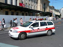 Opel Poizeiauto unterwegs in der Stadt Genf am 11.04.2010