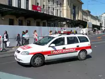 Opel Poizeiauto unterwegs in der Stadt Genf am 11.04.2010