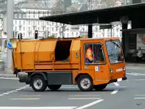 Klein M�llwagen KLINGER unterwegs in Luzern am 10.04.2010