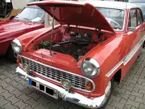 Blick in den Motorraum eines Ford Taunus 12M der Baujahre 1959-1962. Oldtimertreffen beim M�lheimer BMW H�ndler Phillip.