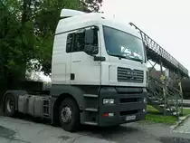 MAN_TGA18.440 hat sich einen Parkplatz neben dem aus dem Jahr1906 errichteten Bahnsteg in Ried i.I. geschaffen;100522