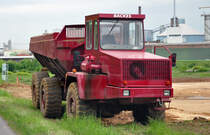 Muldenkipper der robusteren Art auf einer Baustelle in Euskirchen - 19.05.2010
