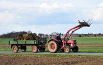 Mc Cormick mit einer Ladung Mist, unterwegs in Euskirchen-Flamersheim - 27.03.2010