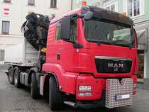 MAN TGS 35.440 mit aufgebautem Hydraulikkran ist anlsslich einer Veranstaltung am Hauptplatz in Ried i.I. vorgefahren;100521