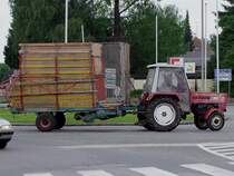 STEYR30 dreht mit einem Hamster-Plus15 Ladewagen am Kreisverkehr in Ried i.I. eine Runde;100522
