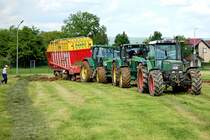 ca 530 ps fr 40 m3 Ladewagen
beim Grass aufladen fest gefahren gesehen in Hirschaid bei Bamberg
