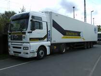 MAN-Sattelzug am 18.Mai 2010 auf dem Parkplatz vor einem Supermarkt in Bergen/Rgen.