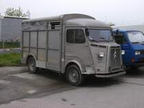 Franzssischer Kulttransporter fernab seiner Heimat im Fhrhafen Mukran.