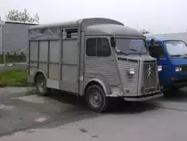 Franz�ssischer Kulttransporter fernab seiner Heimat im F�hrhafen Mukran.