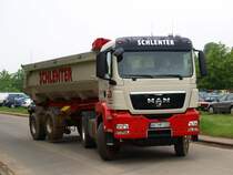 MAN TGS 18.480 fhrt am 01.06.2010 mit einem Muldenauflieger mit angehobener Liftachse in die Baustelle der RWTH Aachen in der Nhe des Klinikums.