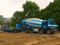 Ein ungewhnliches Gespann einer Niederlndischen Firma, 4achser Mercedes Actros 4140 Betonmischer mit einem 3achser Tiefladeranhnger am 01.06.2010 auf einer Baustelle der RWTH Aachen in der Nhe des Klinikum.