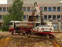 Ein Liebherr 934 Litronic Bagger beld am 01.06.2010 einen MAN TGS 18.480 mit Muldenauflieger auf einer Baustelle der RWTH Aachen in der Nhe des Klinikums.