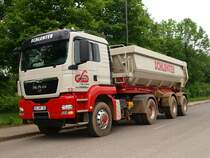 MAN TGS 18.480 wartet am 01.06.2010 mit einem Muldenauflieger vor einer Baustelle der RWTH Aachen in der Nhe des Klinikums.