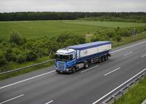 Scaniasattelzug auf der A2 Lehrte am 01.06.2010.