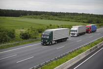 Drei LKW ein Volwo, ein Mercedes Actros, und ein DAF XF, auf der A2, bei Lehrte am 01.06.2010  in Lehrte/A2. 