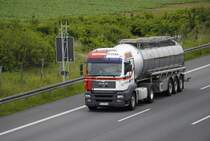 MAN Tankzug, auf der A2 bei Lehrte/A2 am 01.06.2010. 