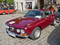 Eine Alfa Romeo Giulia Sprint GT prsentiert sich zur Oldtimer-Rallye in Hls auf dem Marktplatz.