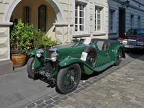 Ein Alvis Speed 20 prsentiert sich zur Oldtimer-Rallye in Hls am Marktplatz.