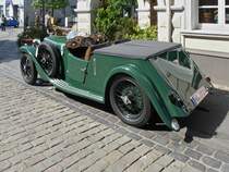 Ein Alvis Speed 20 prsentiert sich zur Oldtimer-Rallye in Hls am Marktplatz.