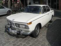 Ein BMW 2000 Limousine prsentiert sich bei der Oldtimer-Rallye in Hls auf dem Marktplatz.