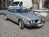 Ein BMW 3.0CS prsentiert sich bei der Oldtimer-Rallye in Hls auf dem Marktplatz.