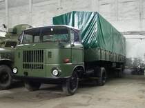 W 50 Sattelzug in den Ausstellungshallen im Technik-Museum Ptnitz, 30.04.08