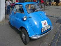 Eine BMW Isetta prsentiert sich bei der Oldtimer-Rallye in Hls.