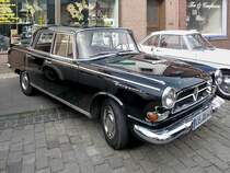 Eine echte Raritt, der Groe Borgward P 100, Nachfolger des 2400, prsentiert sich bei der Oldtimer-Rallye in Hls.